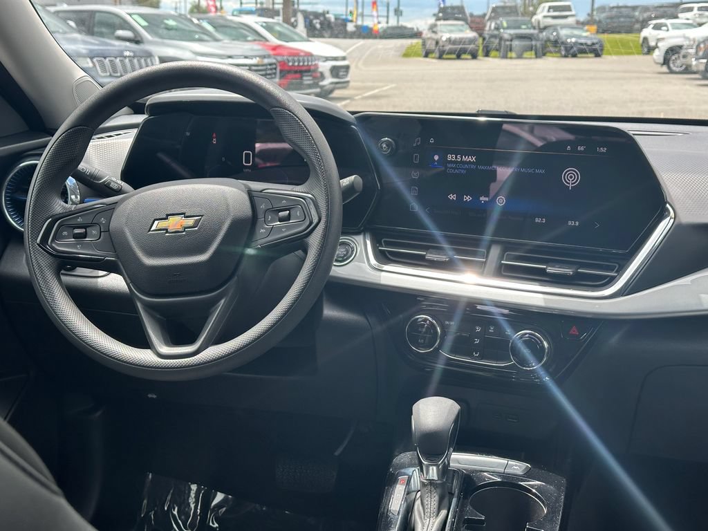 Certified 2025 Chevrolet Trax LT FWD image 13