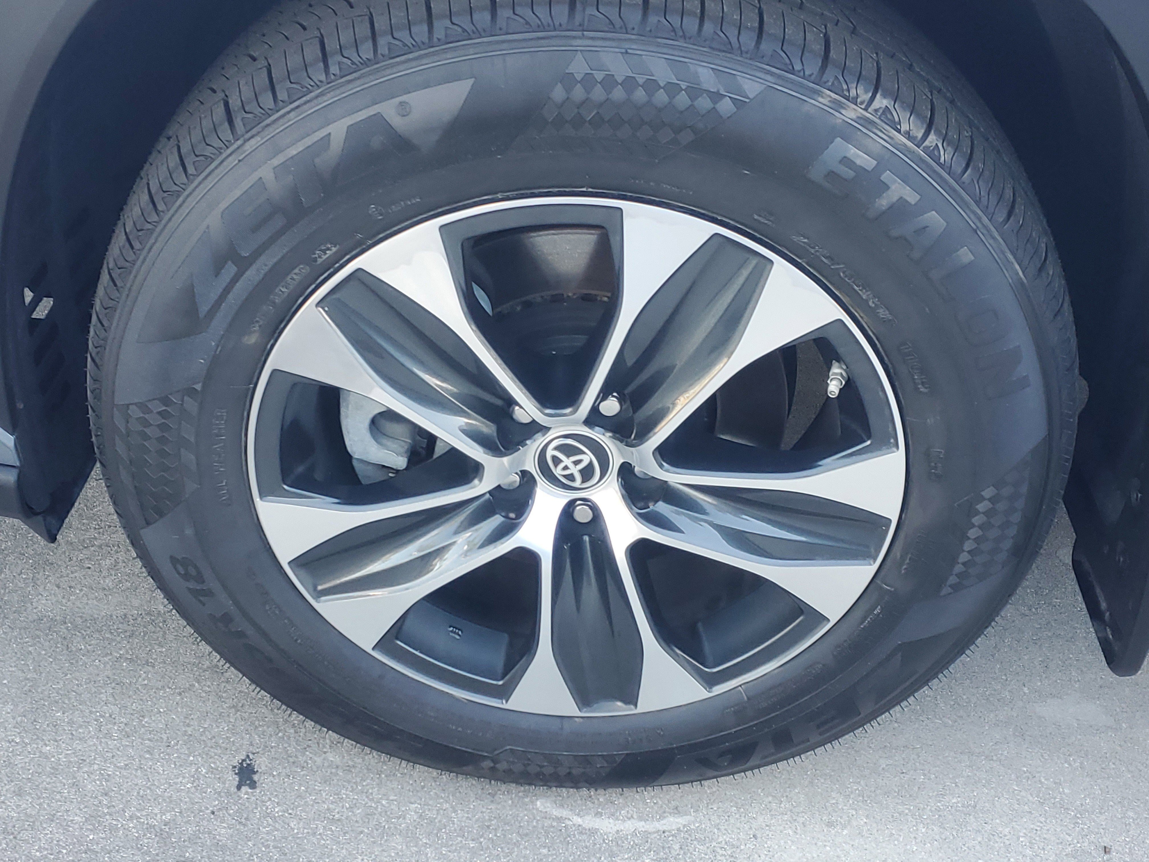 Used 2024 Toyota Highlander XLE image 4