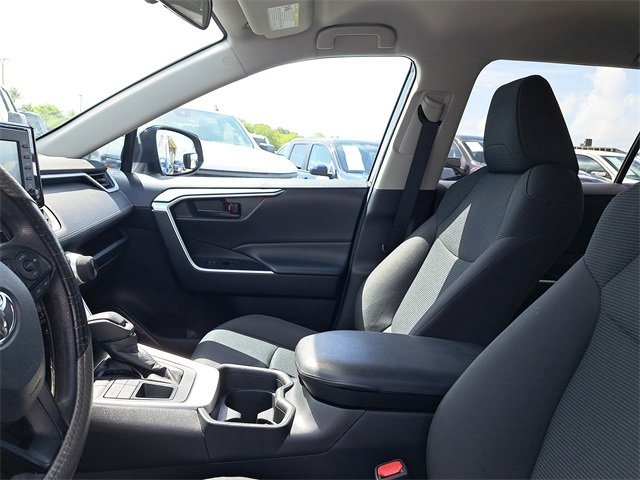 Used 2021 Toyota RAV4 LE image 18