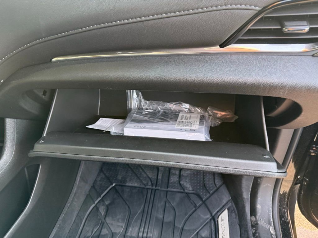 Used 2023 Chevrolet Traverse LT w/ Rear Camera Mirror Package image 28