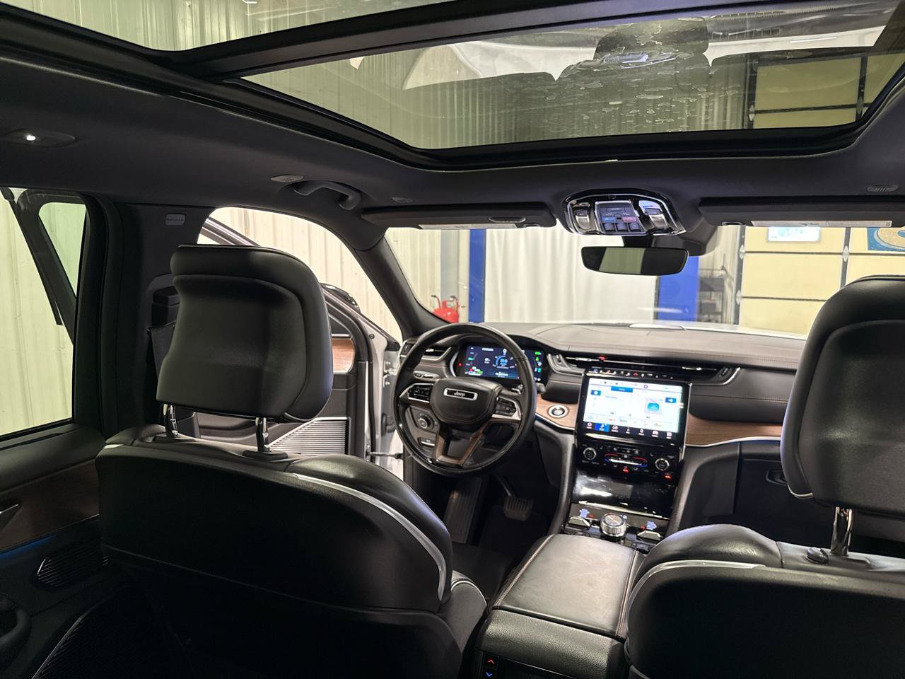 Used 2023 Jeep Grand Cherokee Summit w/ Luxury Tech Group V AWD/4WD image 20