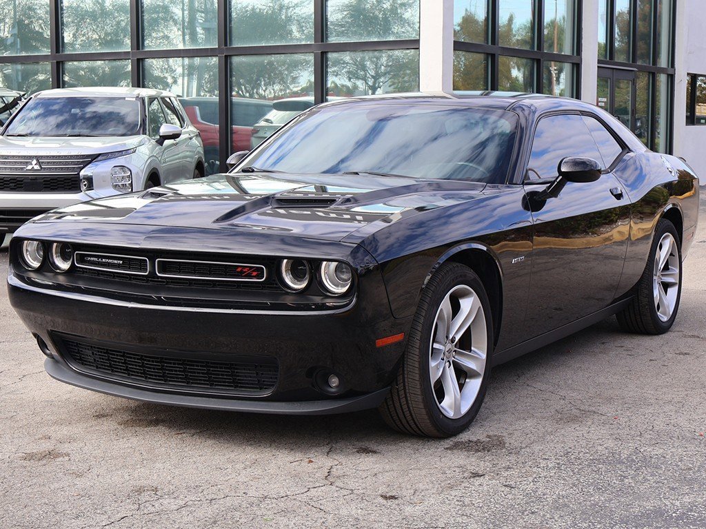 Used 2017 Dodge Challenger R/T image 3