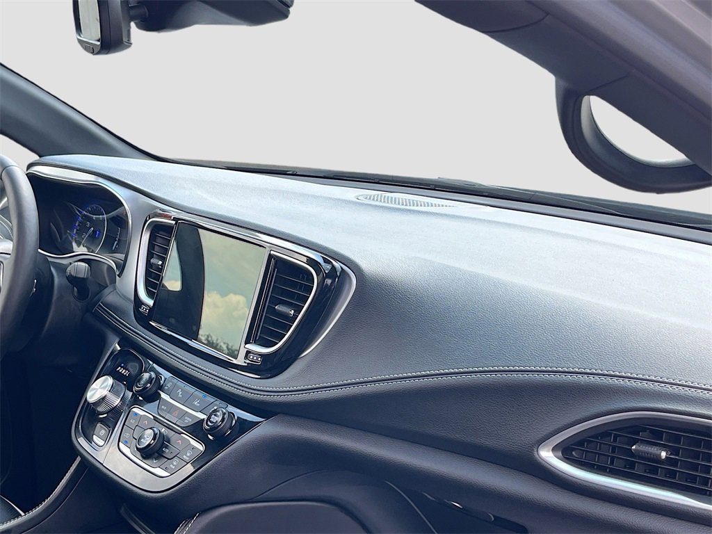 Used 2025 Chrysler Pacifica Limited image 30