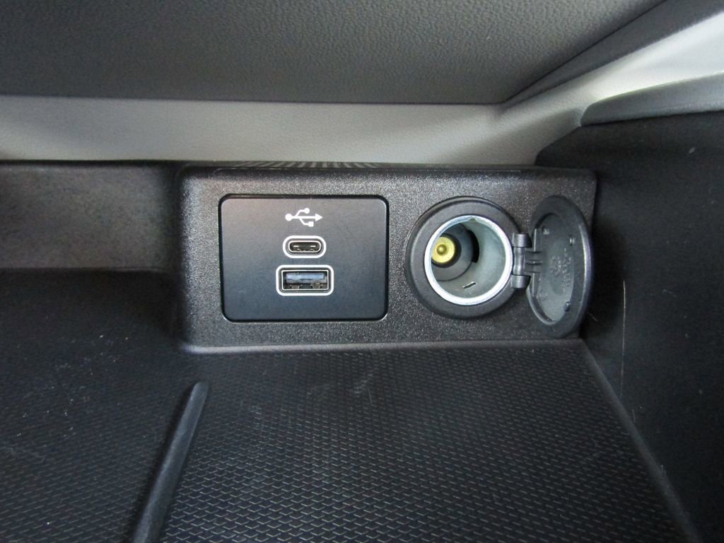 Used 2025 Ford Escape SE image 28