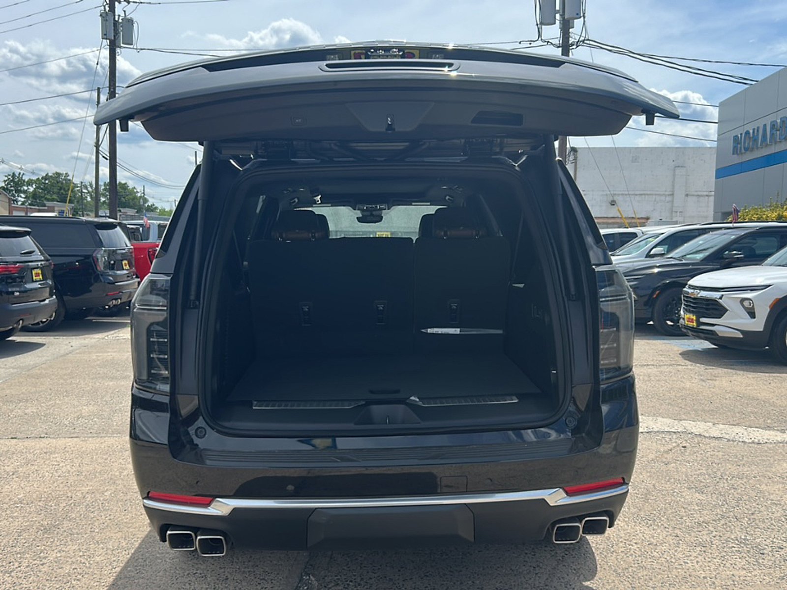 New 2026 Chevrolet Suburban High Country AWD/4WD image 11