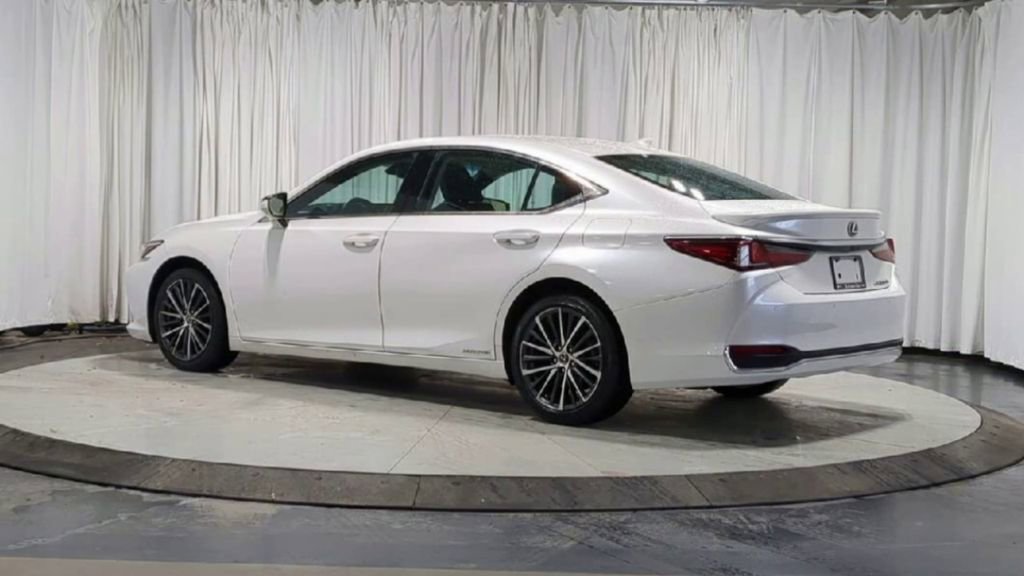 Used 2022 Lexus ES 300h w/ Premium Package image 6