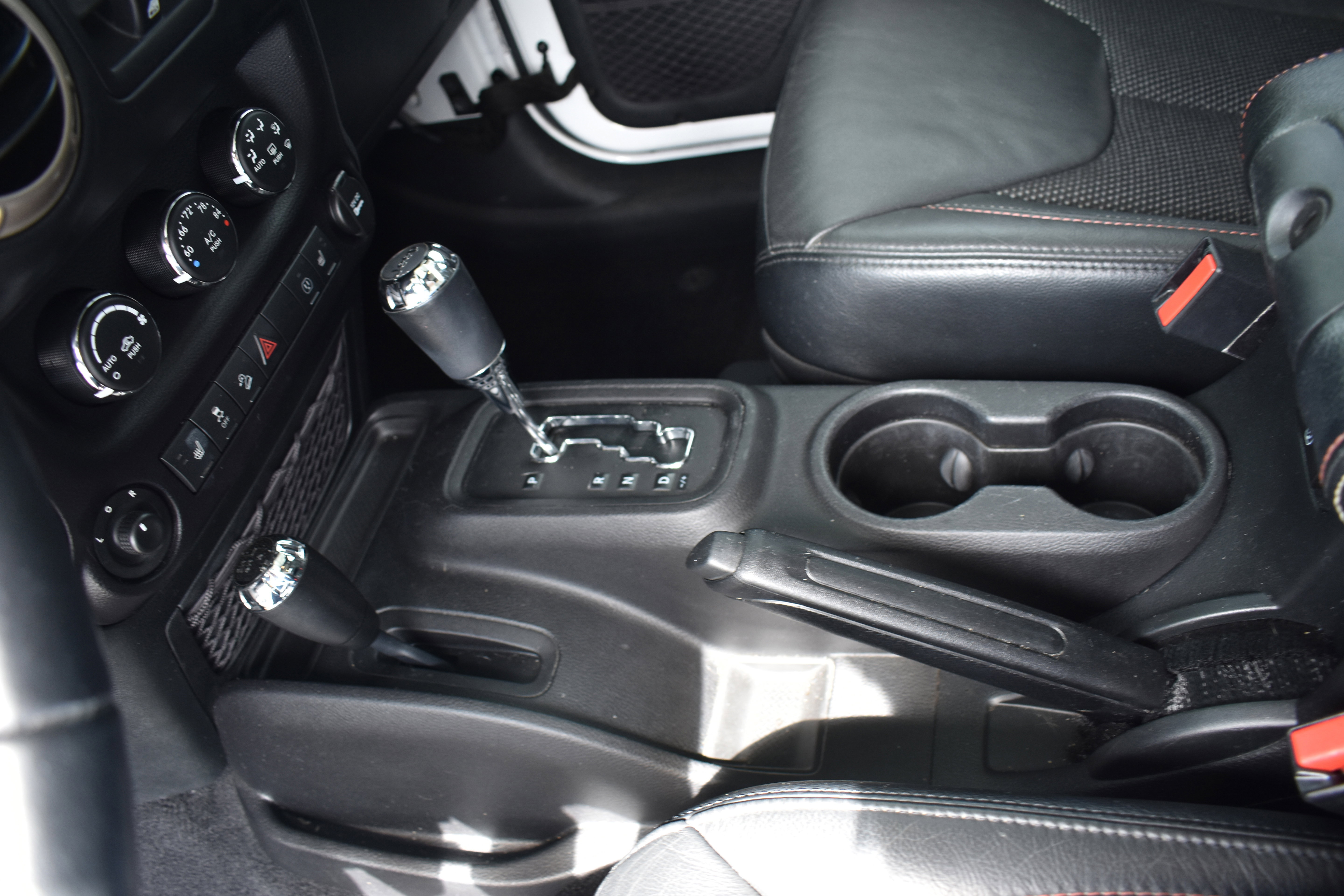 Used 2016 Jeep Wrangler Unlimited Sahara image 21