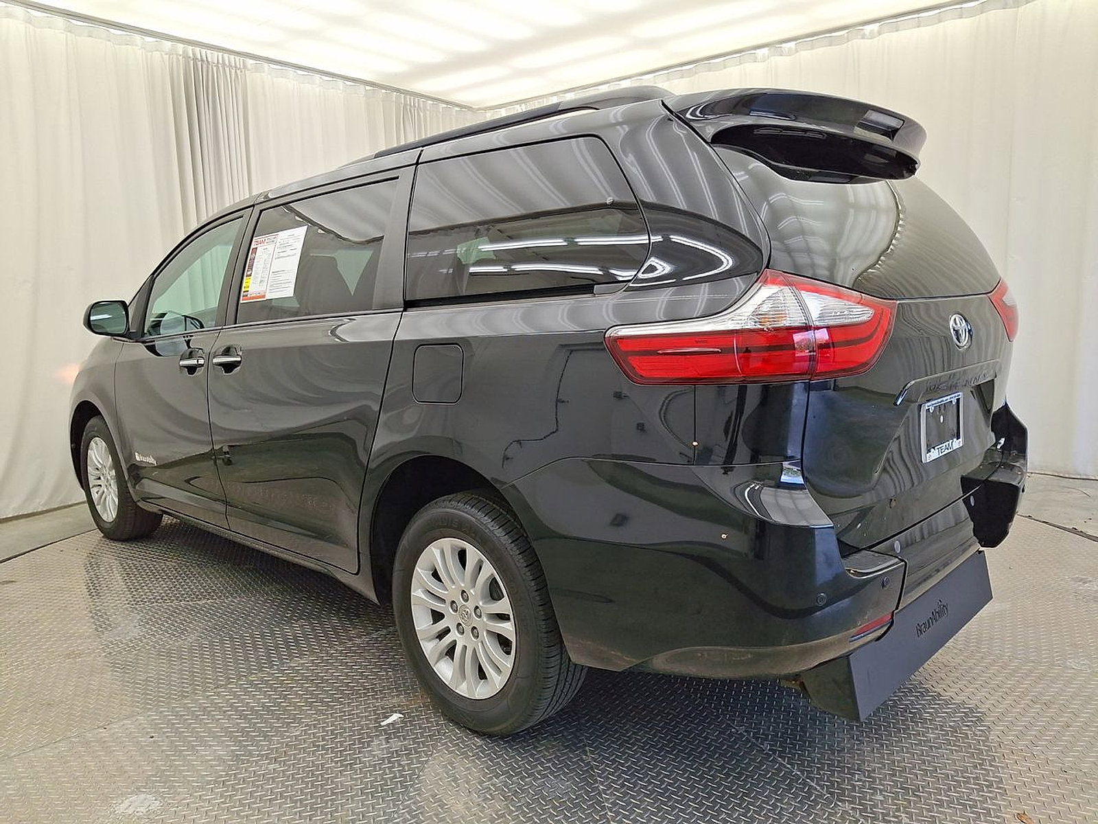 Used 2015 Toyota Sienna XLE w/ XLE Navigation Package FWD image 22