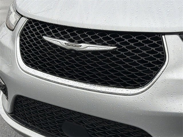Used 2024 Chrysler Pacifica Touring-L image 17