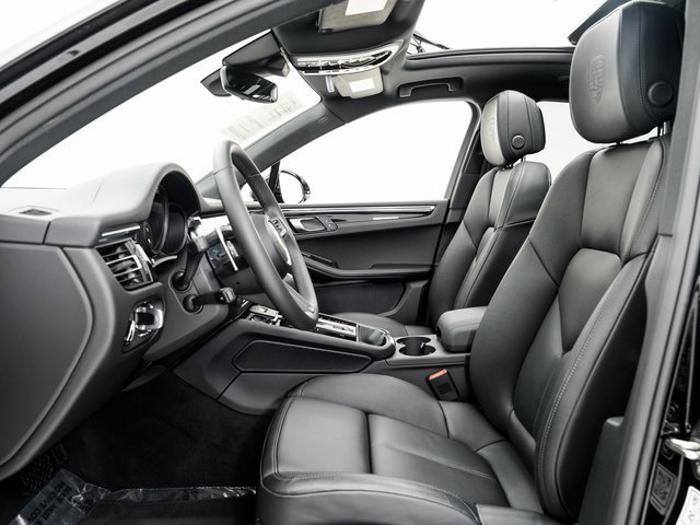 Certified 2025 Porsche Macan image 6