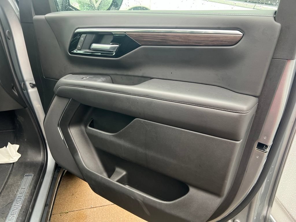 Used 2025 Chevrolet Suburban Z71 AWD/4WD image 18