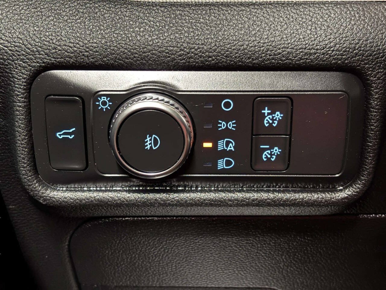 Used 2020 Ford Explorer XLT w/ Equipment Group 202A AWD/4WD image 36