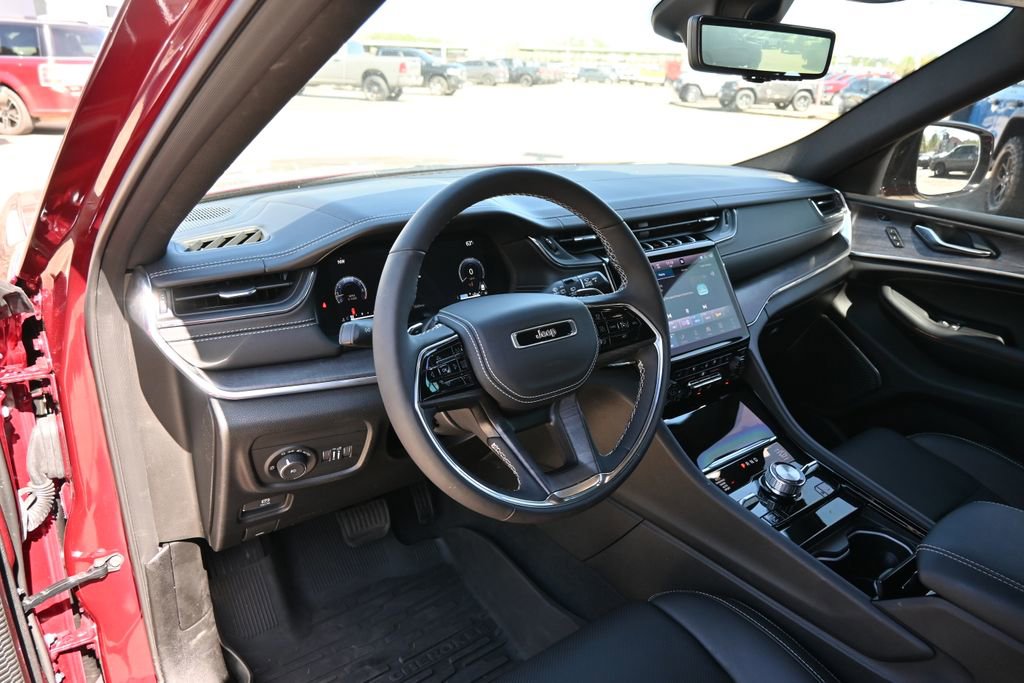 Used 2025 Jeep Grand Cherokee Overland w/ Luxury Tech Group IV AWD/4WD image 15