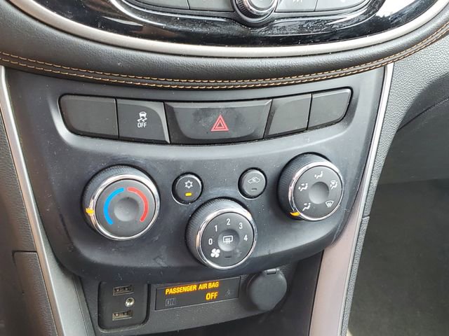 Used 2020 Chevrolet Trax LT w/ LT Convenience Package image 18