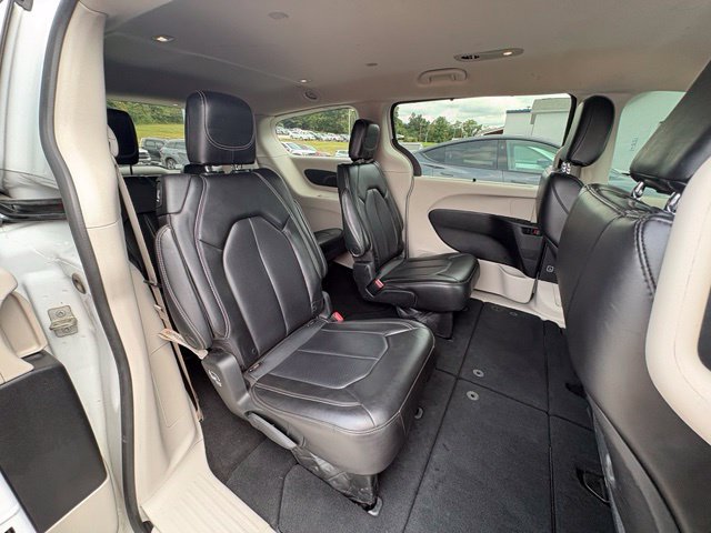 Used 2023 Chrysler Pacifica Touring-L FWD image 28