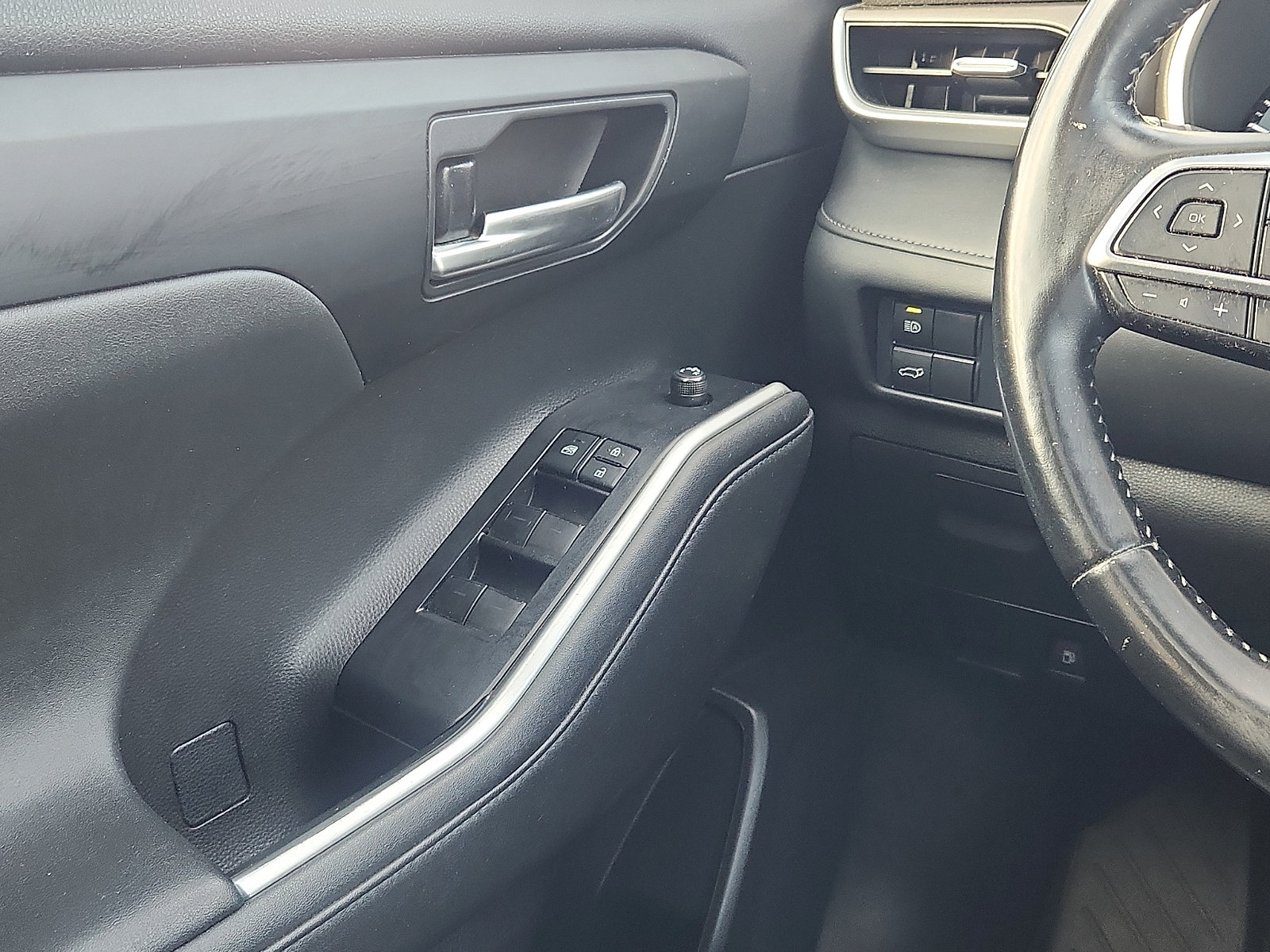 Used 2021 Toyota Highlander XLE AWD/4WD image 11