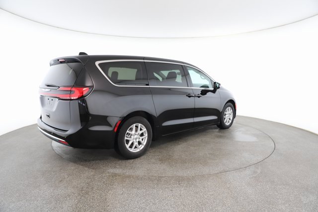 Used 2024 Chrysler Pacifica Touring-L image 18