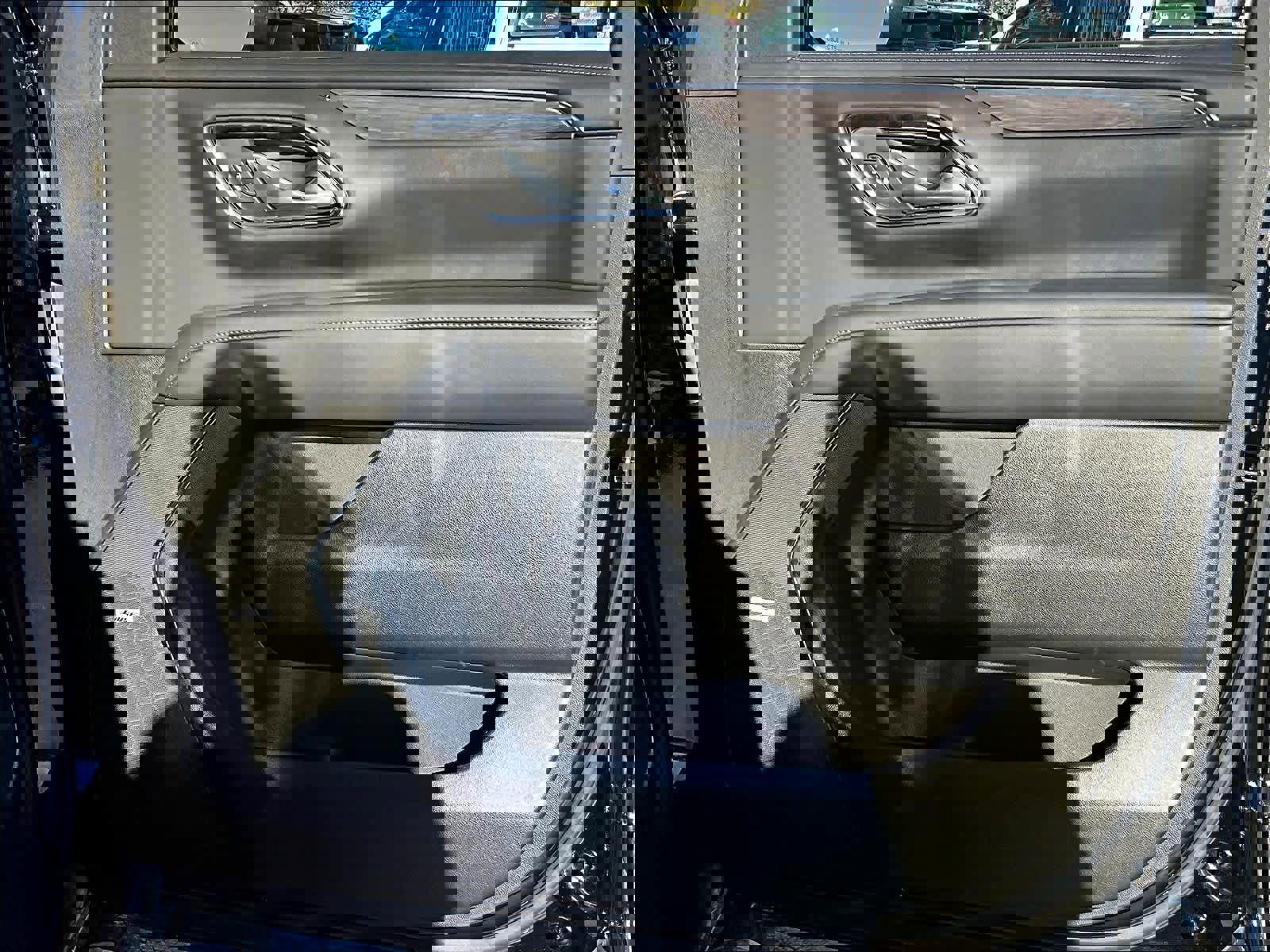 Used 2024 Chevrolet Tahoe Z71 w/ Luxury Package image 12