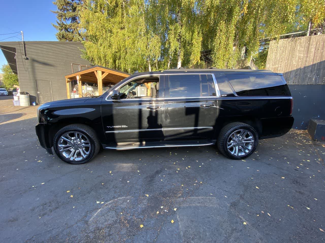 Used 2020 GMC Yukon XL SLT w/ Premium Edition AWD/4WD image 3