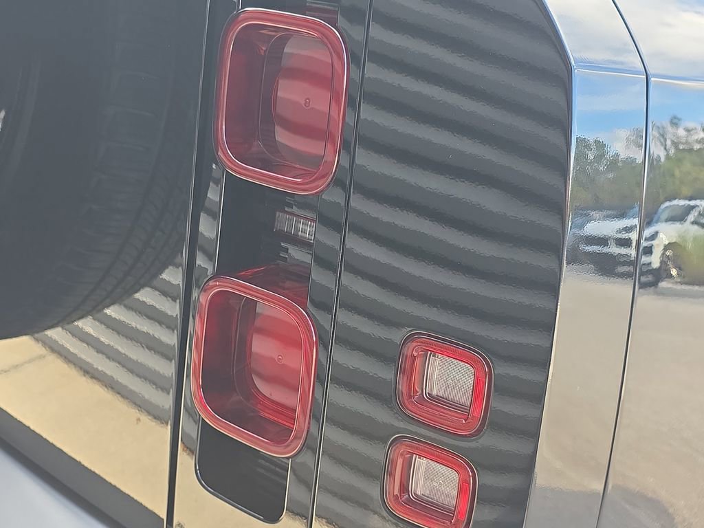 Used 2024 Land Rover Defender 90 S image 15