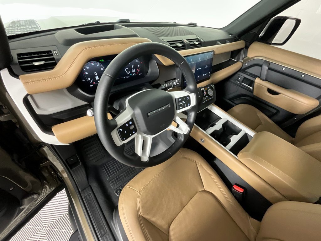 Used 2025 Land Rover Defender 130 X-Dynamic SE image 15
