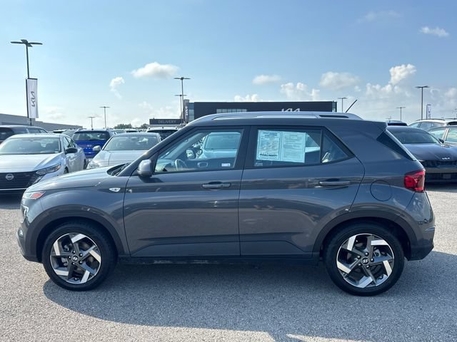 Used 2024 Hyundai Venue SEL FWD image 2