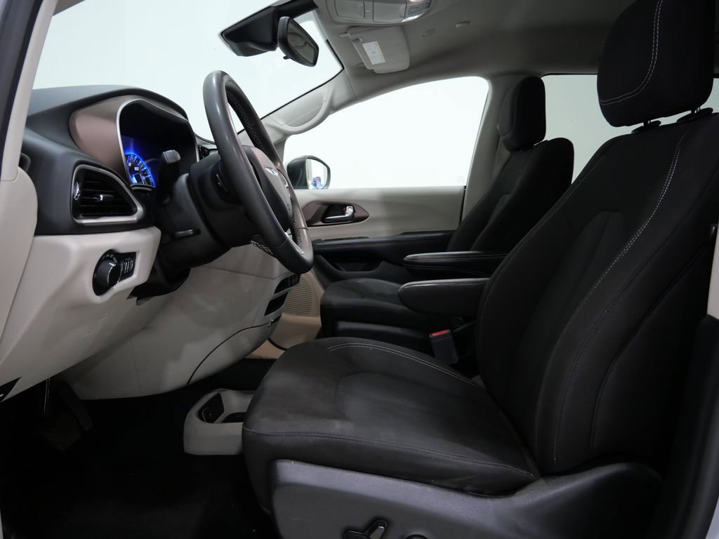 Used 2023 Chrysler Voyager LX image 12