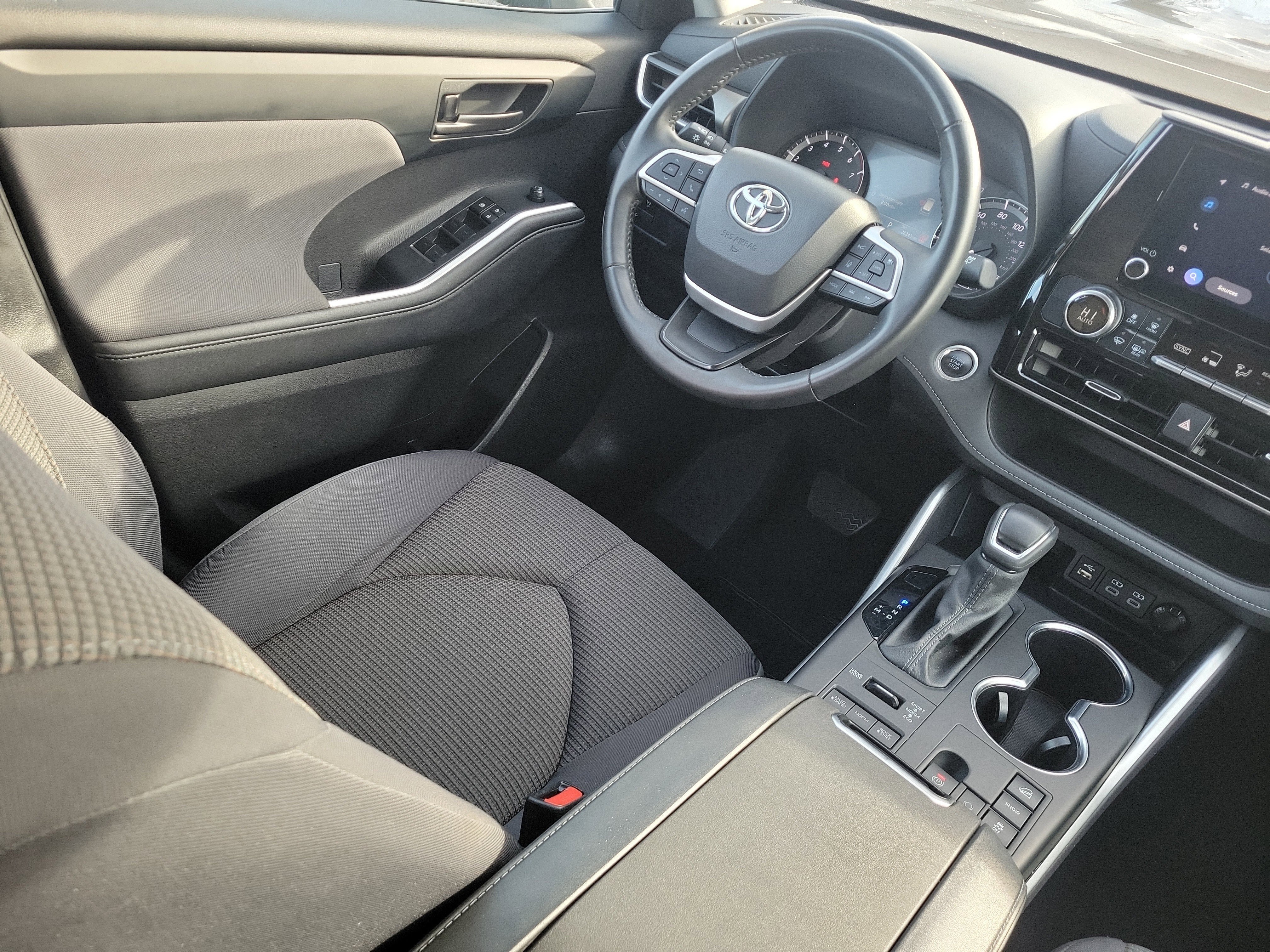 Used 2024 Toyota Highlander LE image 17