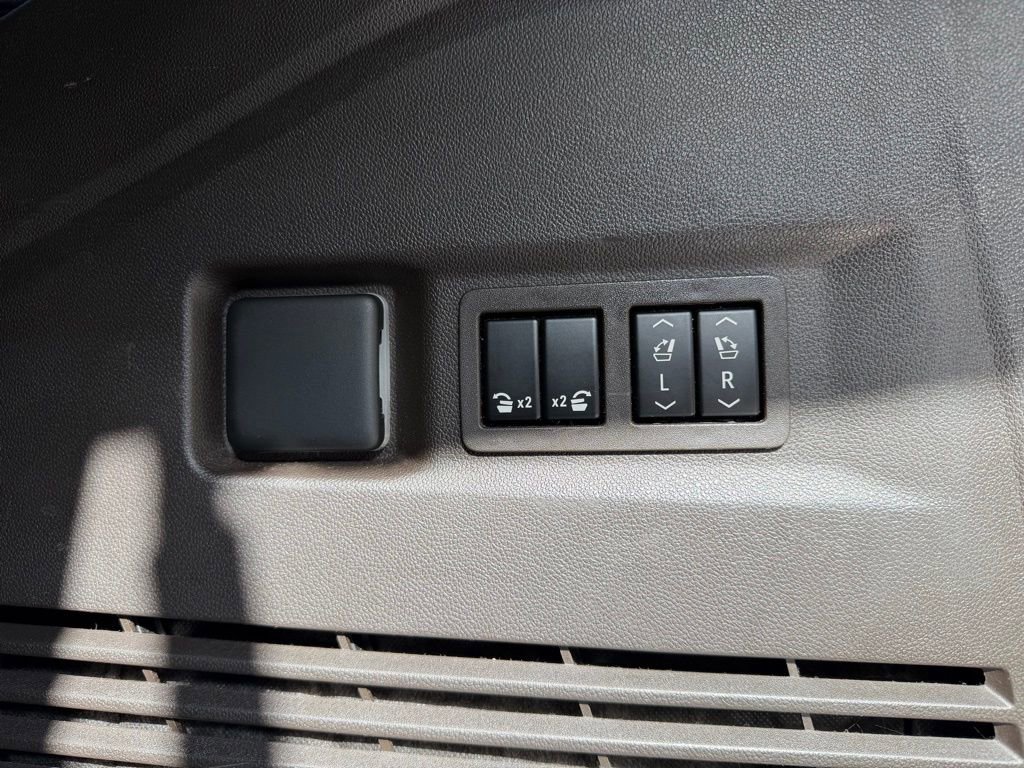 Used 2021 GMC Yukon Denali w/ Denali Premium Package image 11