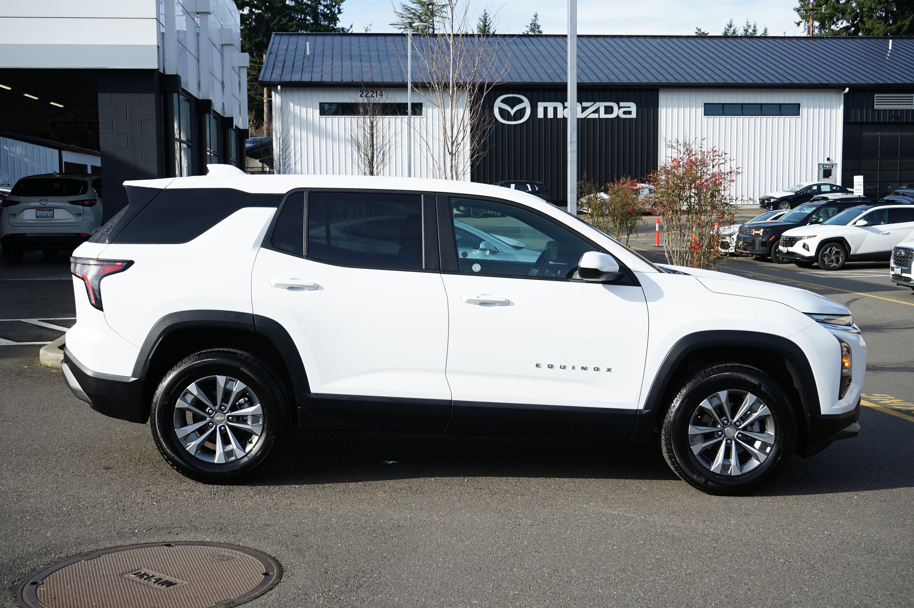 Used 2025 Chevrolet Equinox LT image 2