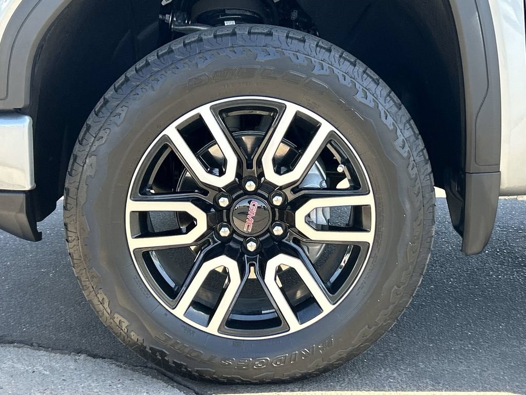 Used 2025 GMC Sierra 1500 AT4 w/ Technology Package AWD/4WD image 32