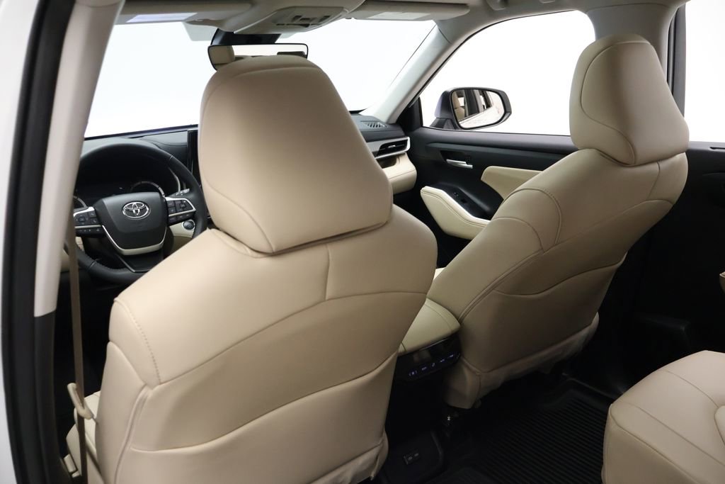 Used 2024 Toyota Highlander XLE FWD image 20