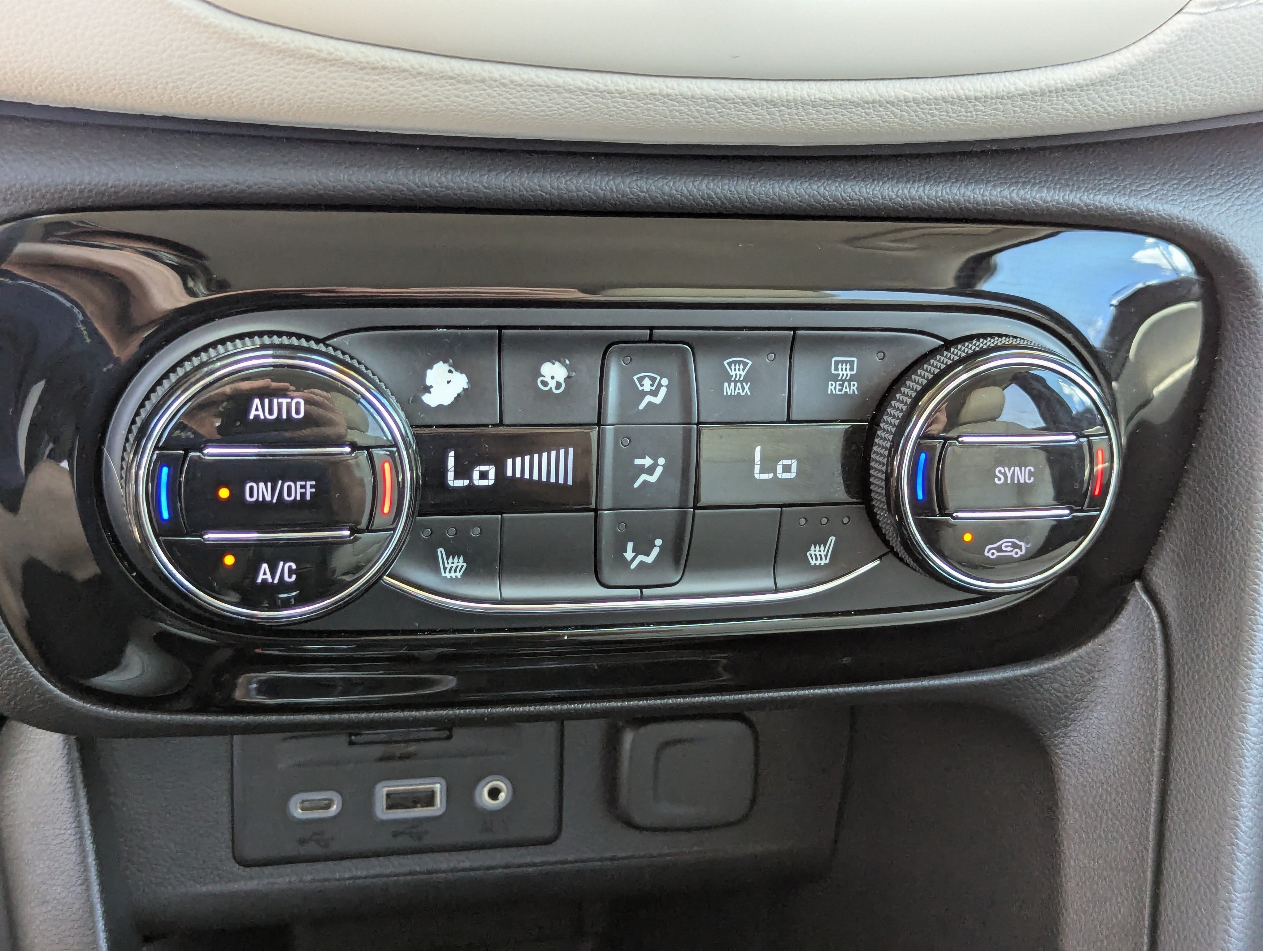 Used 2022 Buick Encore GX Essence w/ Advanced Technology Package FWD image 24