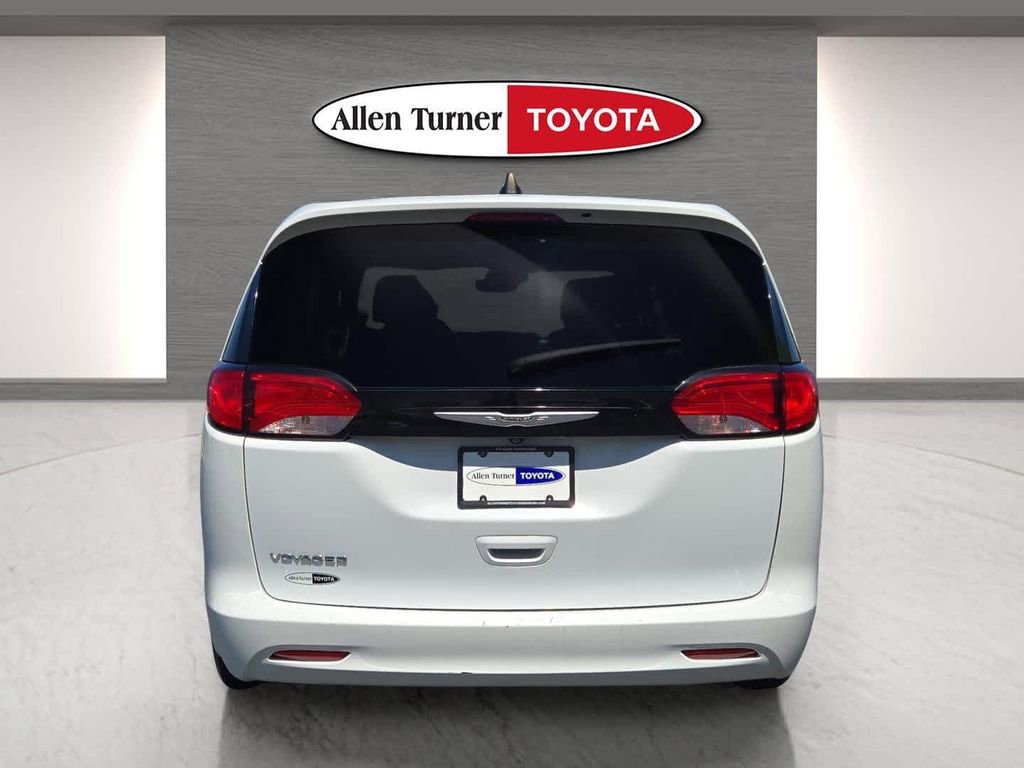 Used 2023 Chrysler Voyager LX FWD image 7