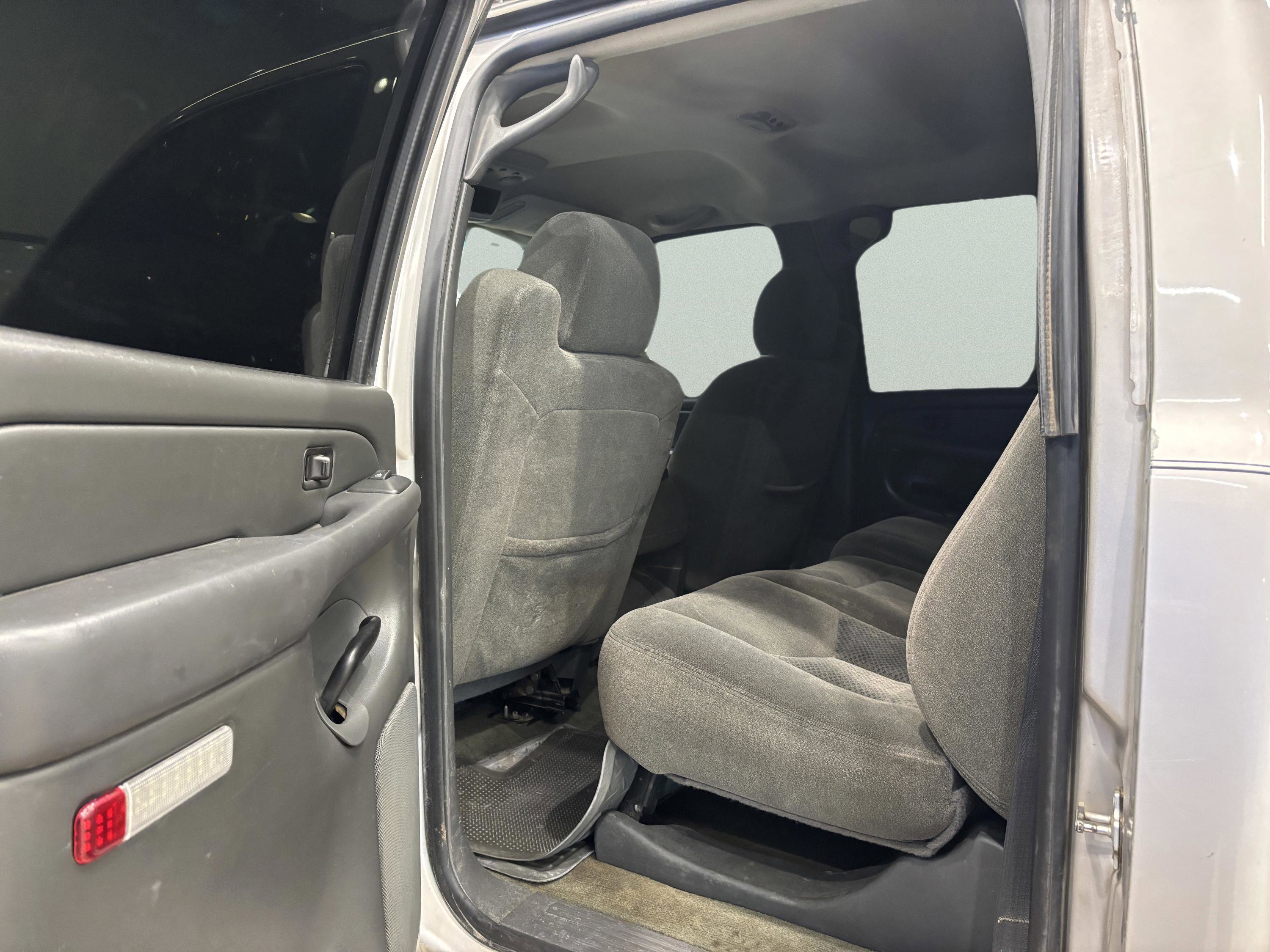 Used 2005 Chevrolet Silverado 2500 LS w/ Heavy-Duty Power Package image 12