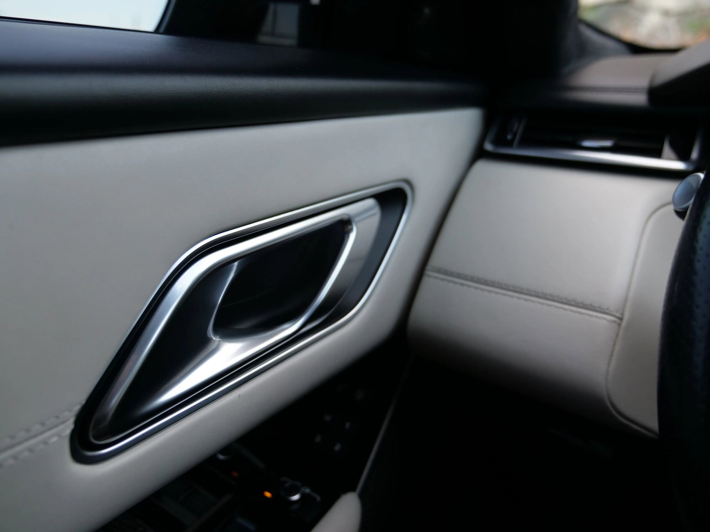 Used 2018 Land Rover Range Rover Velar R-Dynamic HSE image 25