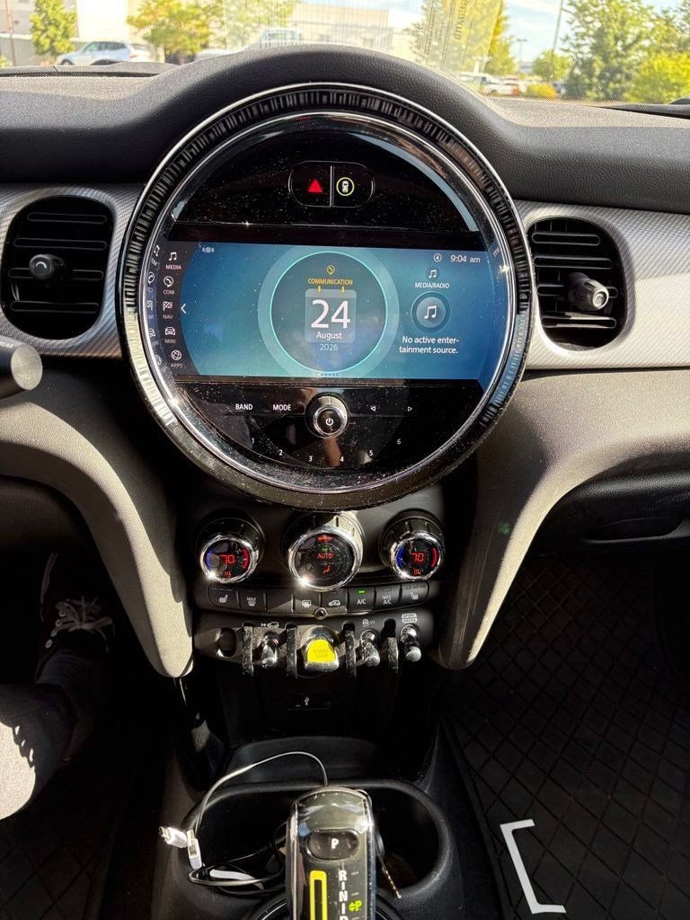 Used 2024 MINI Cooper SE w/ Signature Upholstery Package FWD image 17