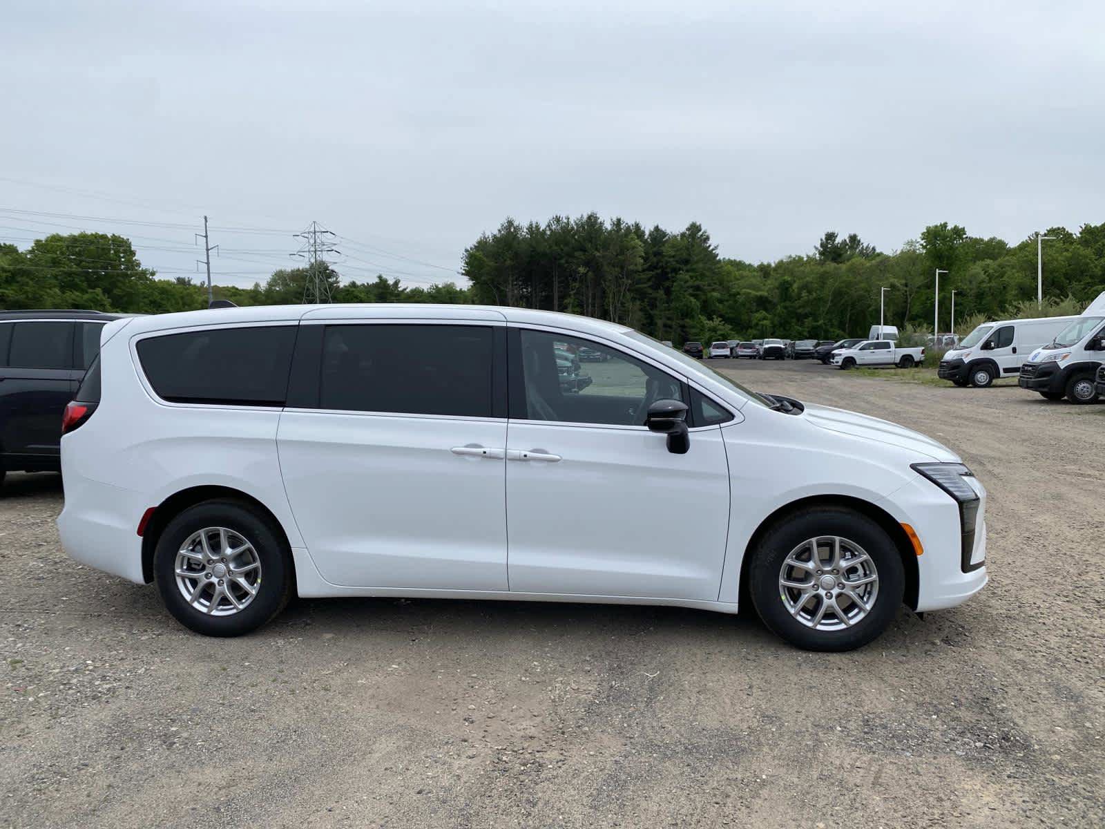 New 2027 Chrysler Pacifica Select FWD image 2