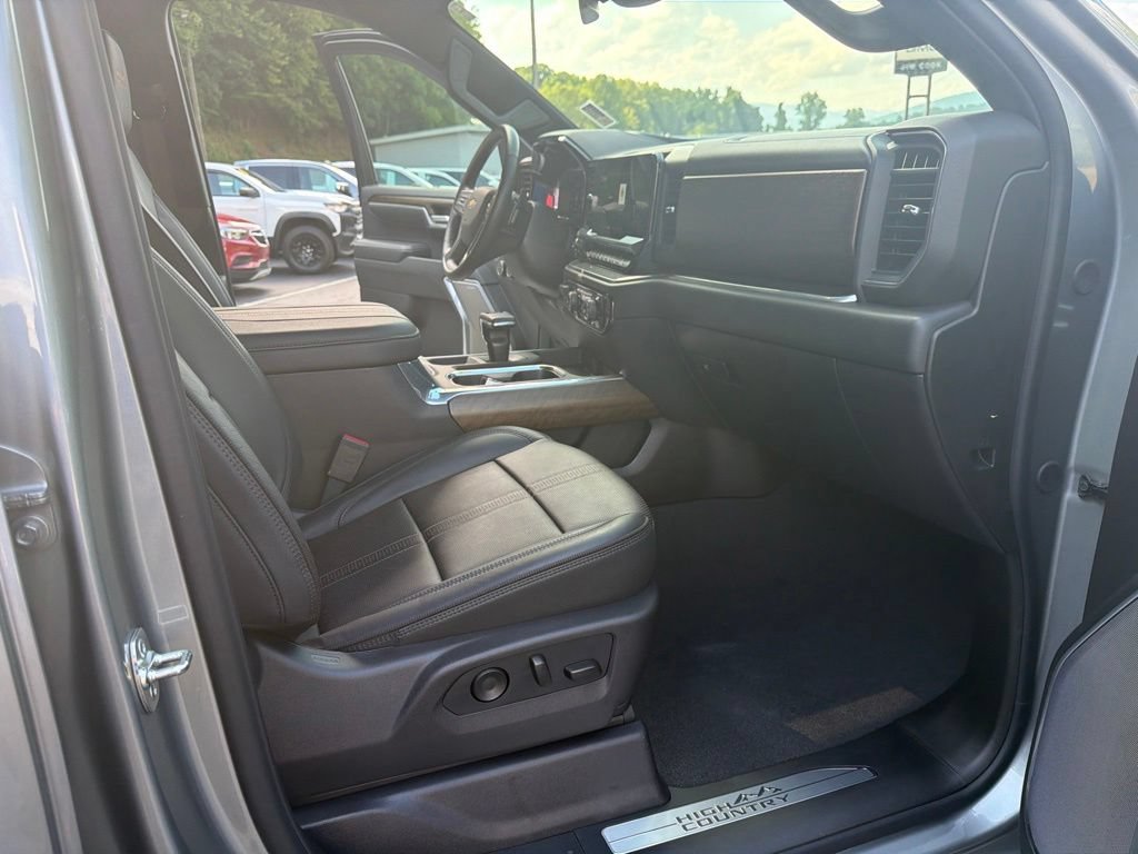 Certified 2026 Chevrolet Silverado 1500 High Country AWD/4WD image 17