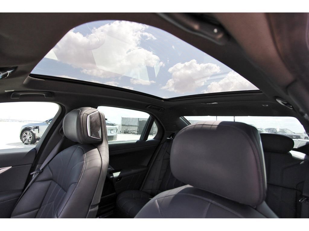 Used 2025 BMW 740i image 27