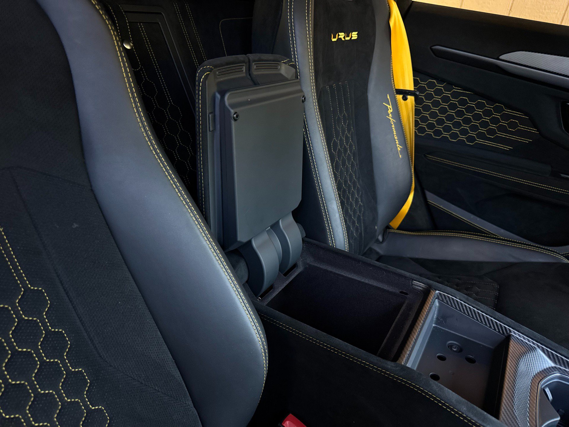 Used 2023 Lamborghini Urus Performante AWD/4WD image 48