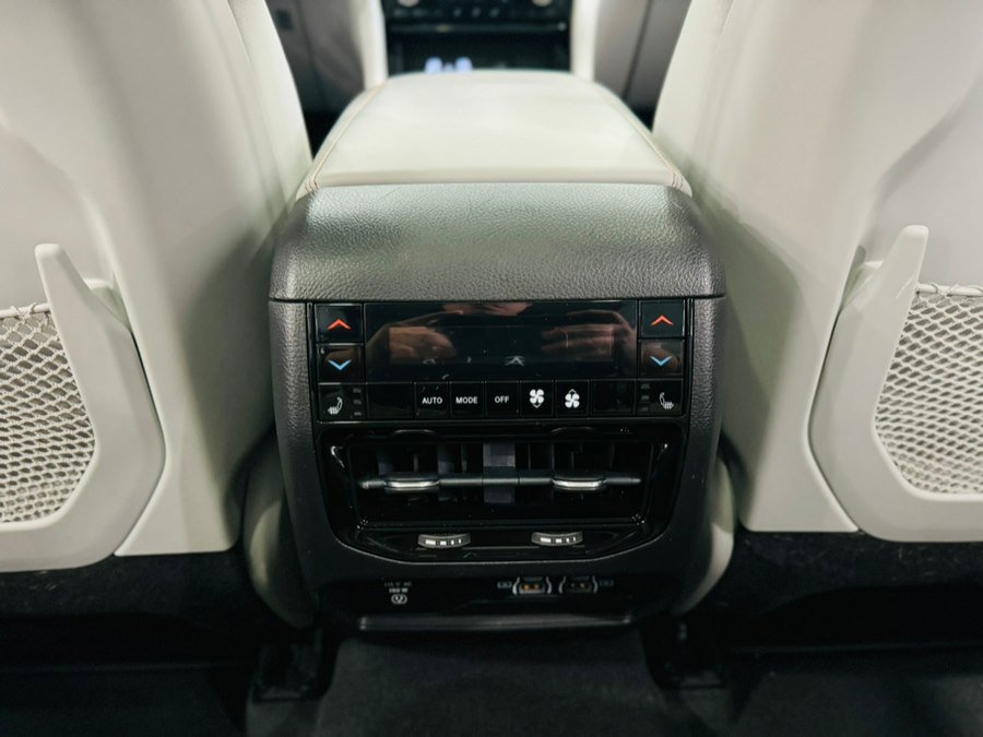 Used 2022 Jeep Grand Cherokee Overland w/ Adv Protech Group III image 30