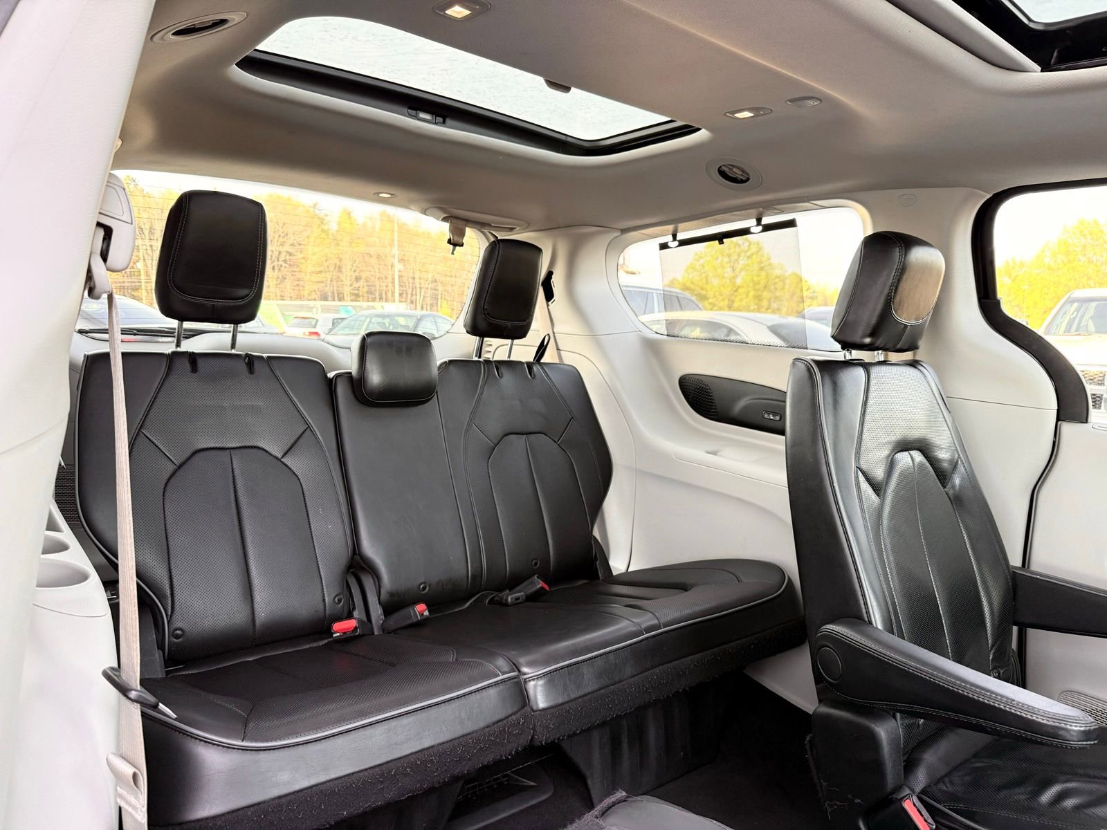 Used 2020 Chrysler Pacifica Limited FWD image 27