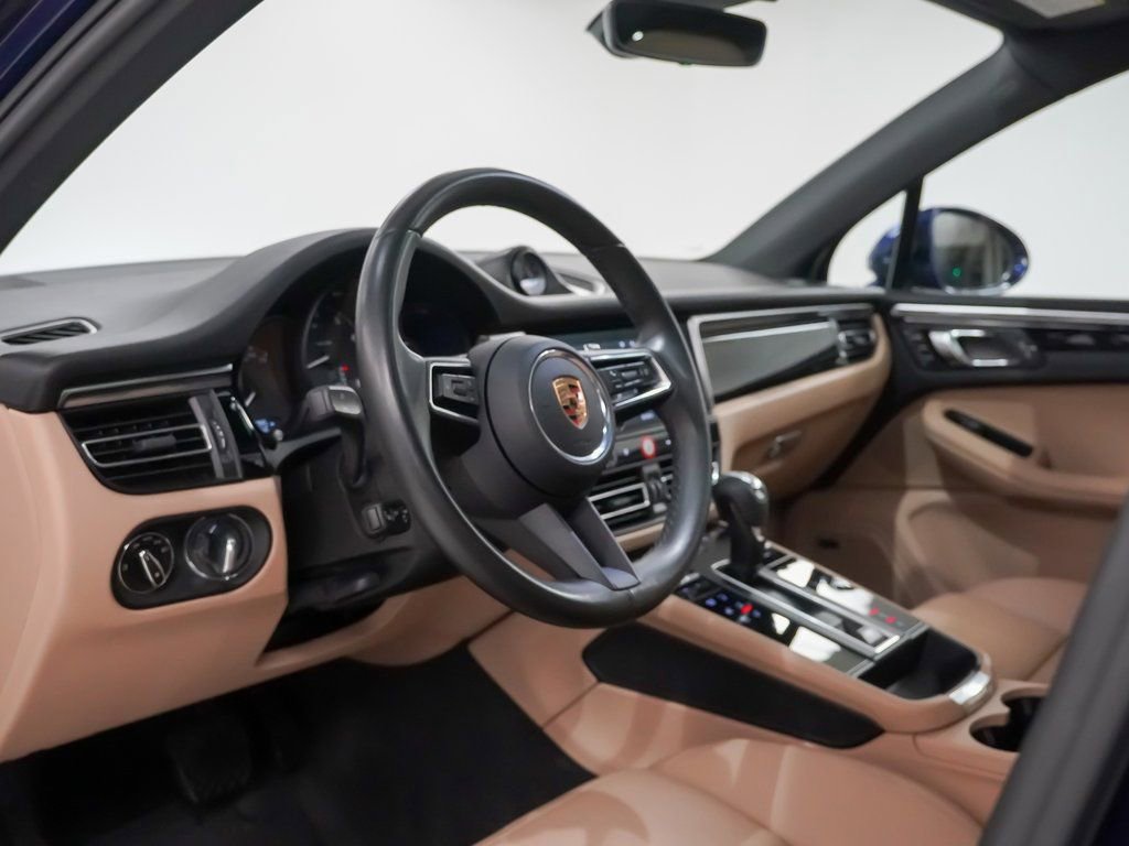 Certified 2022 Porsche Macan image 4