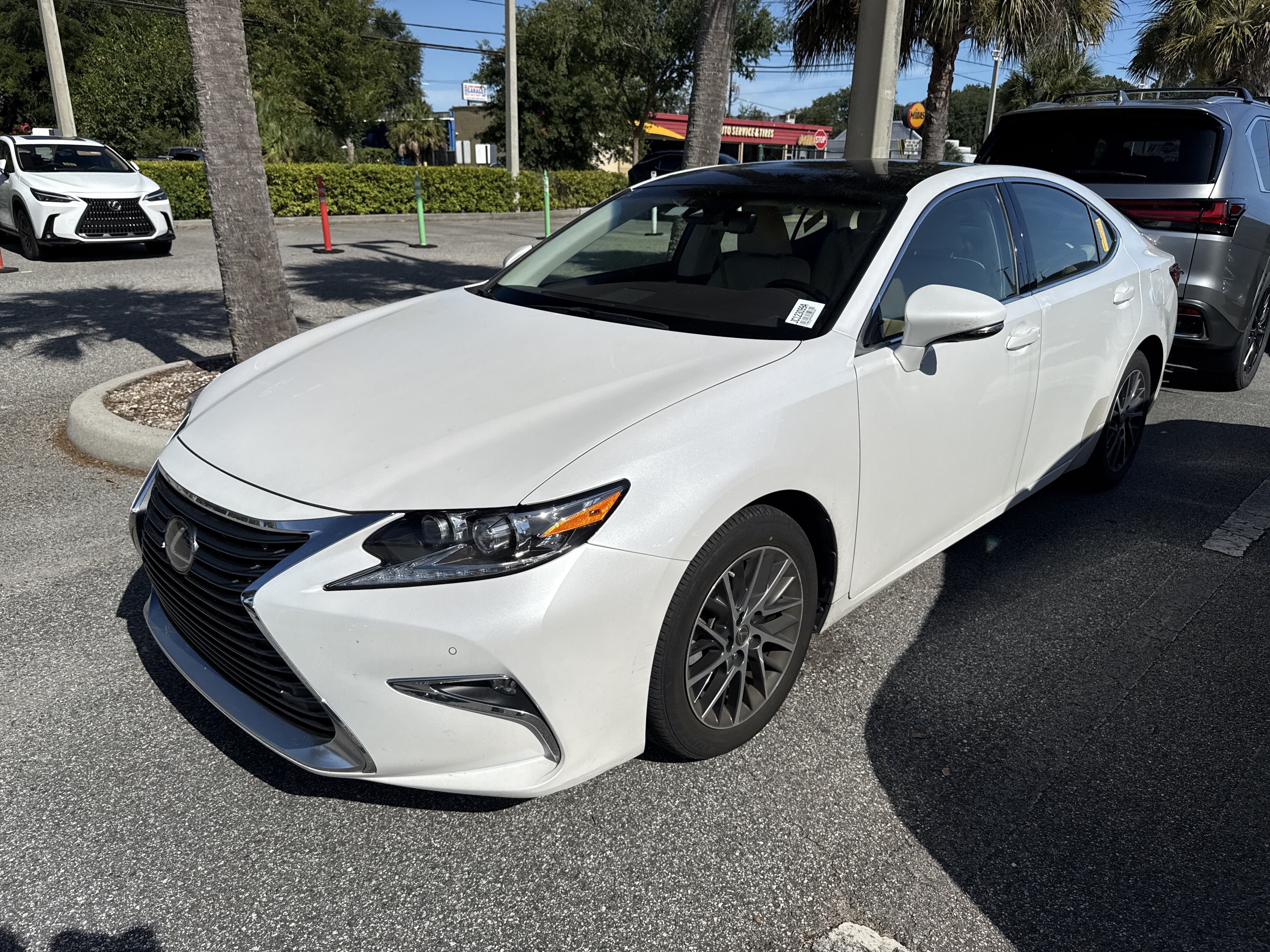 Used 2017 Lexus ES 350 w/ Luxury Package FWD image 2