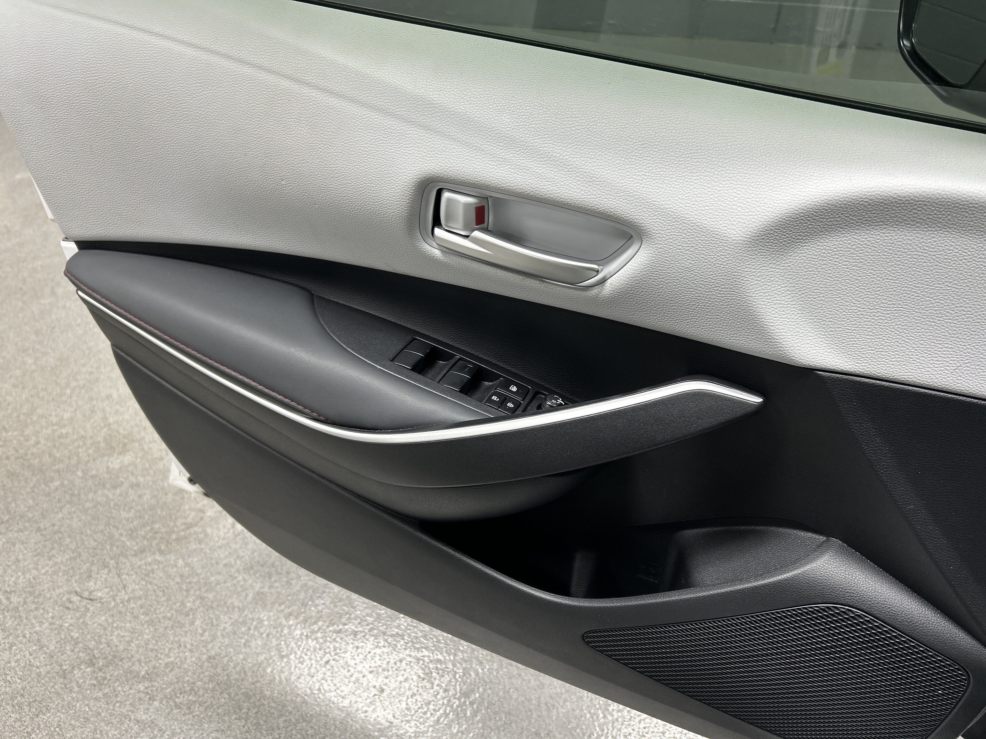 Used 2025 Toyota Corolla SE w/ Convenience Package FWD image 14