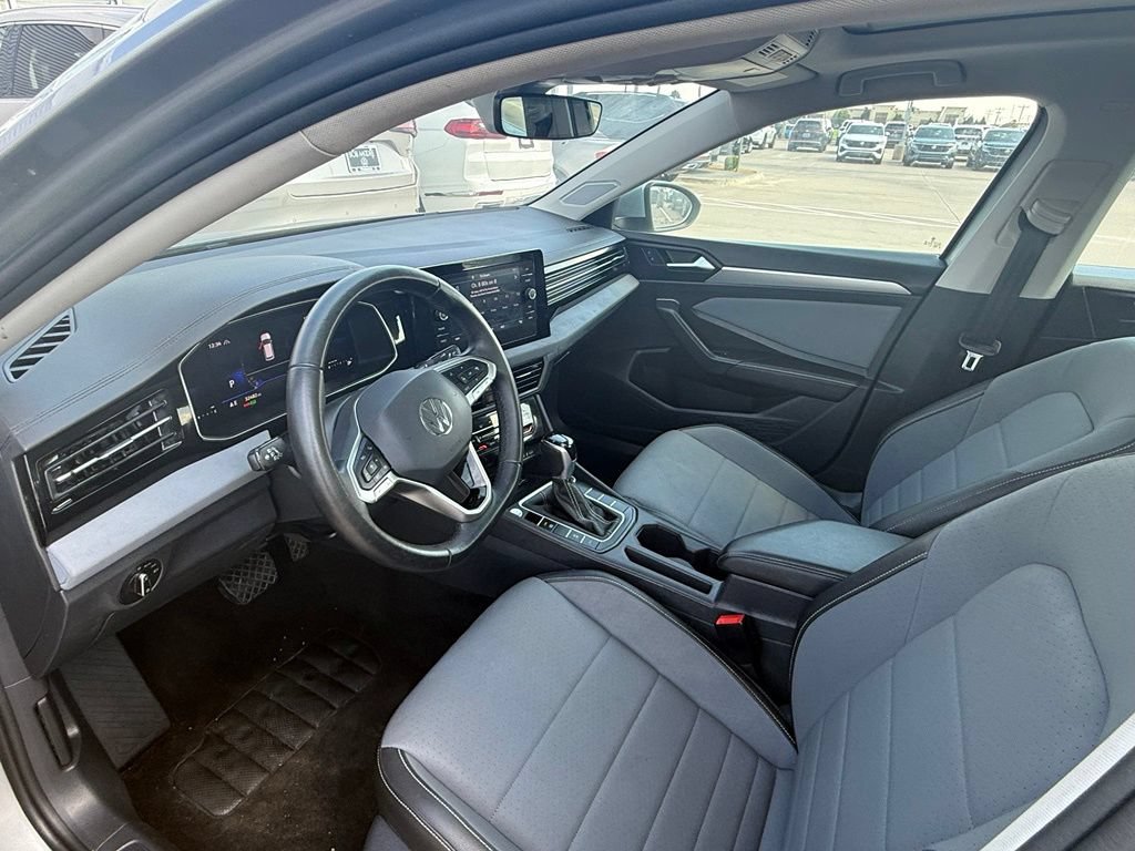 Used 2025 Volkswagen Jetta SE FWD image 10