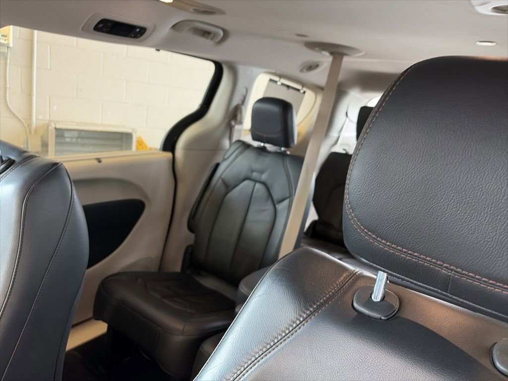 Used 2017 Chrysler Pacifica Touring-L image 10