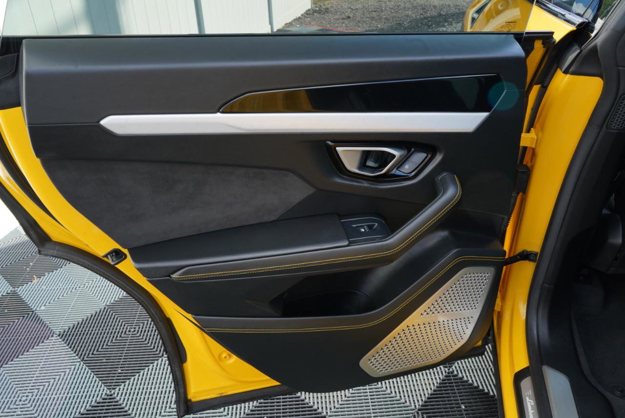 Used 2020 Lamborghini Urus AWD/4WD image 45