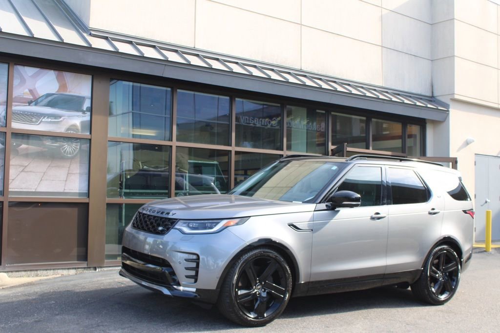 Certified 2025 Land Rover Discovery Dynamic SE image 1